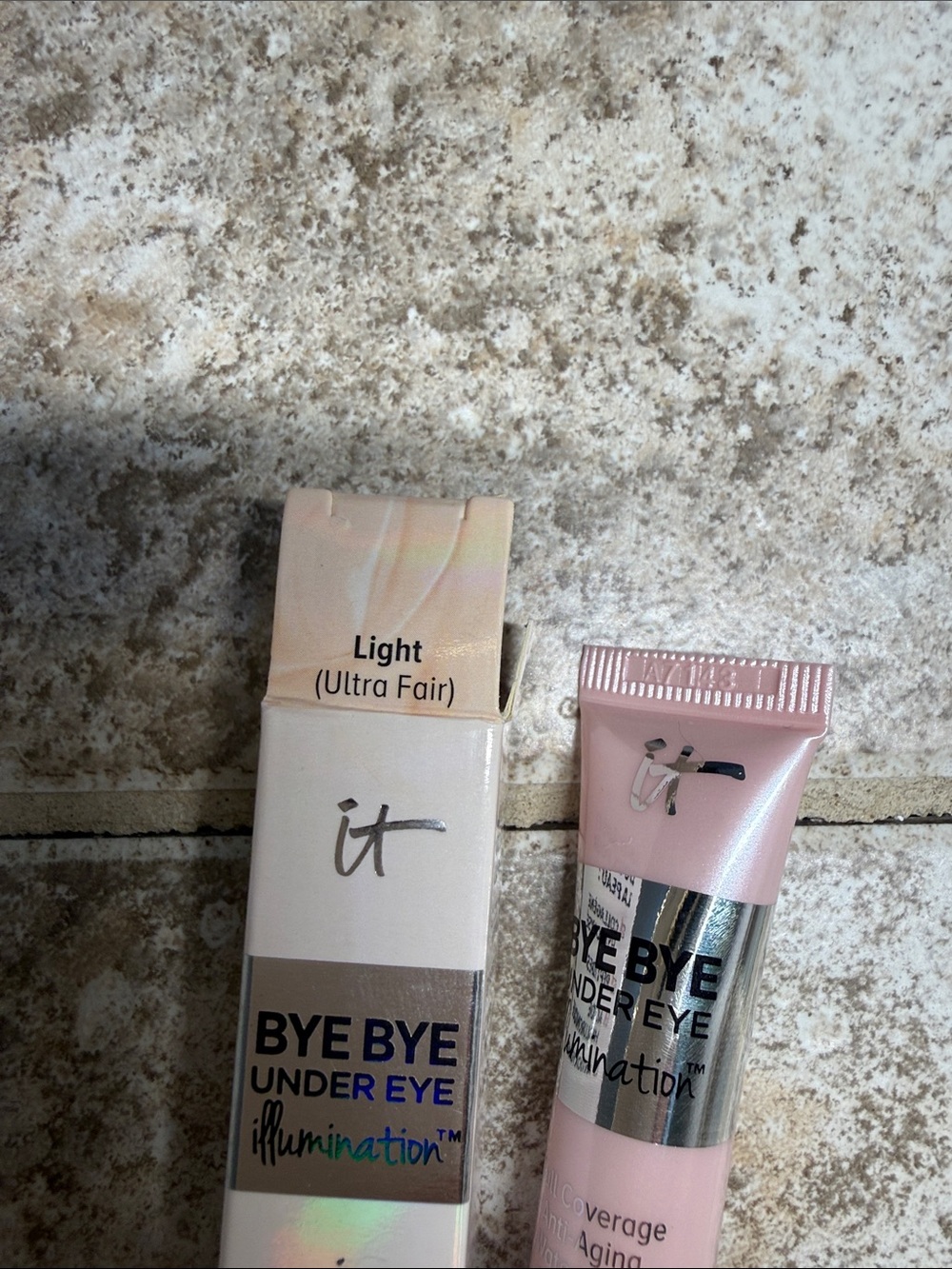 it cosmetics Bye Bye Under Eye Concealer - Light (Ultra Fair) waterproof New - Picture 2 of 4